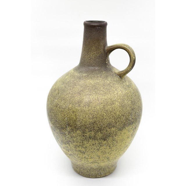 This exceptional belly-shaped vase from the 1970s is attributed to the renowned manufacturer Scheurich and was made in...