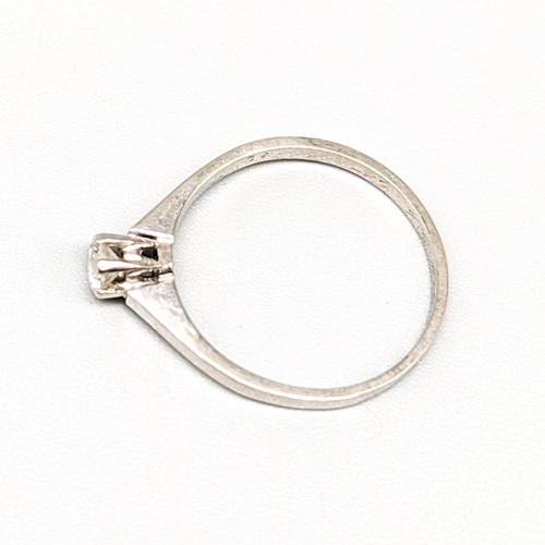 19 Karat White Gold Ring with Diamond For Sale - Image 3 of 4