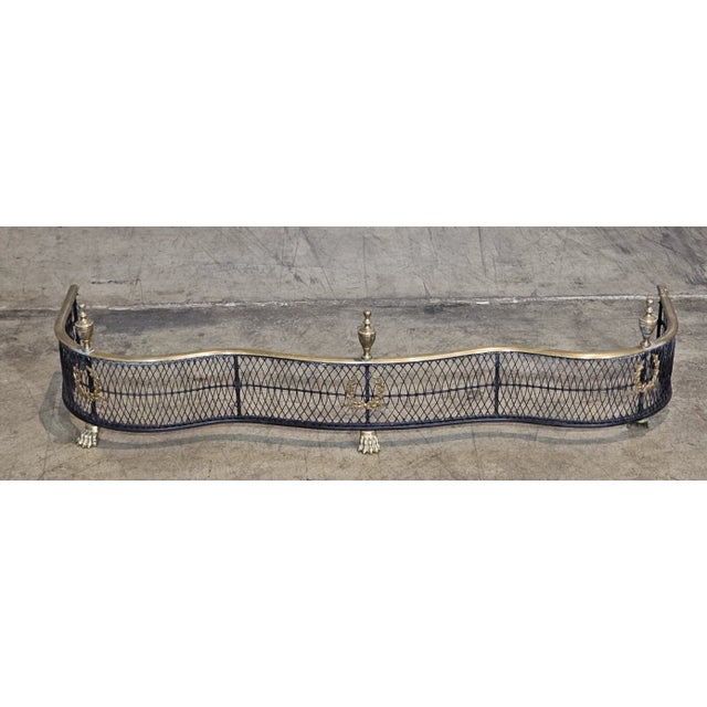 Traditional Brass and Steel Woven Serpentine Fireplace Fender With Wreath Designs & Paw Feet For Sale - Image 3 of 9