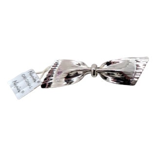 Vintage C1976 Signed Napier Rhodium Plated Wavy Bow Brooch For Sale
