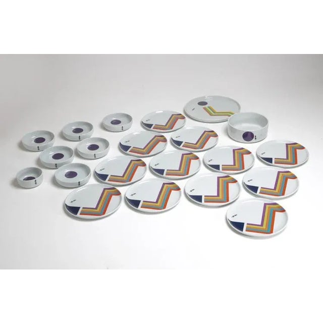 Service of porcelain dishes with serigrafate decorations. Franco Pozzi ceramic production period 1970 Dimensions Diam. 12...