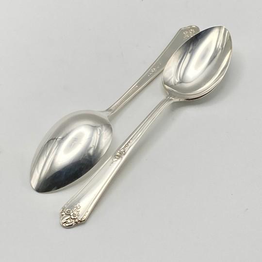 Metal 1940s Oneida Community Tudor Silverplate "Sweet Briar" 72-Piece Set (Service for 8 With Bonus Pieces and Wooden Chest) Vintage 1948 For Sale - Image 7 of 18