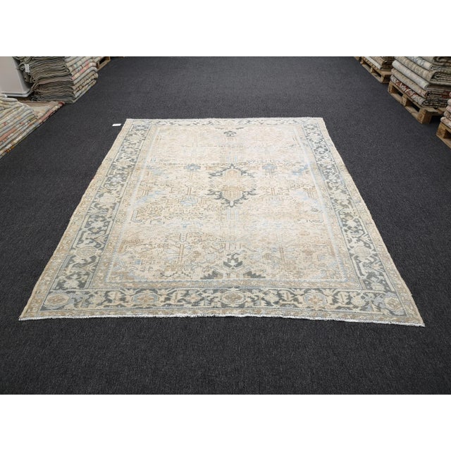 MATERIAL: 100% hand spun organic wool SİZE : 7'.4" x 9’.3" / 223cm x 280cm CONDITION: In excellent - This rug is handwoven...