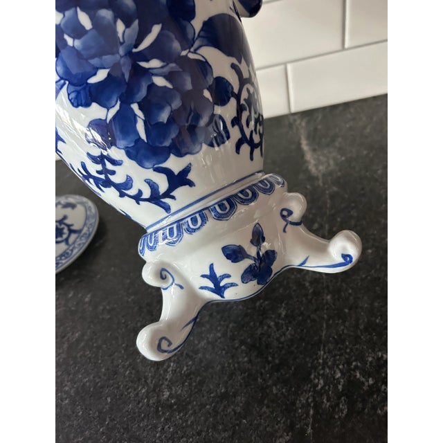 Vintage Mid 20th Century Bombay Chinoiserie Blue and White Ceramic Ginger Jar For Sale In New York - Image 6 of 8