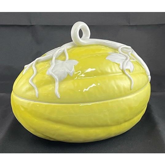 Discover the elegance of this vintage Mottahedeh melon tureen, crafted by the recognized leader in luxury ceramic antique...