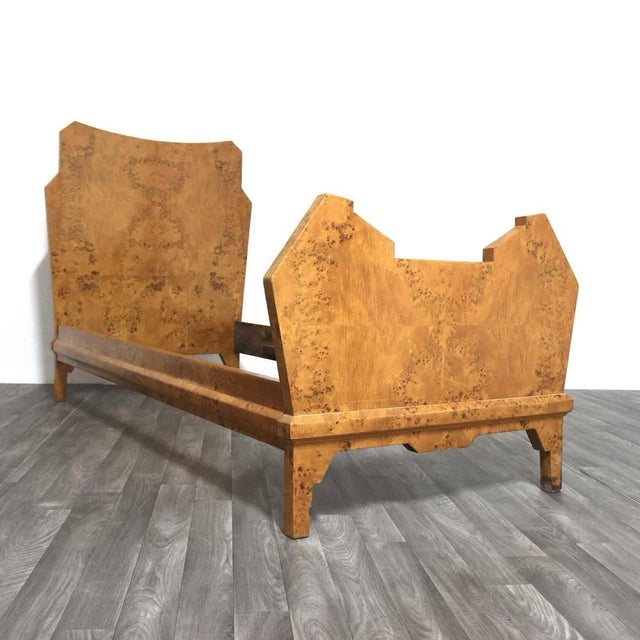Art Deco Birch Burl Bed – Geometric Design from the 1930s/1940s This magnificent bed is a true masterpiece of Art Deco...