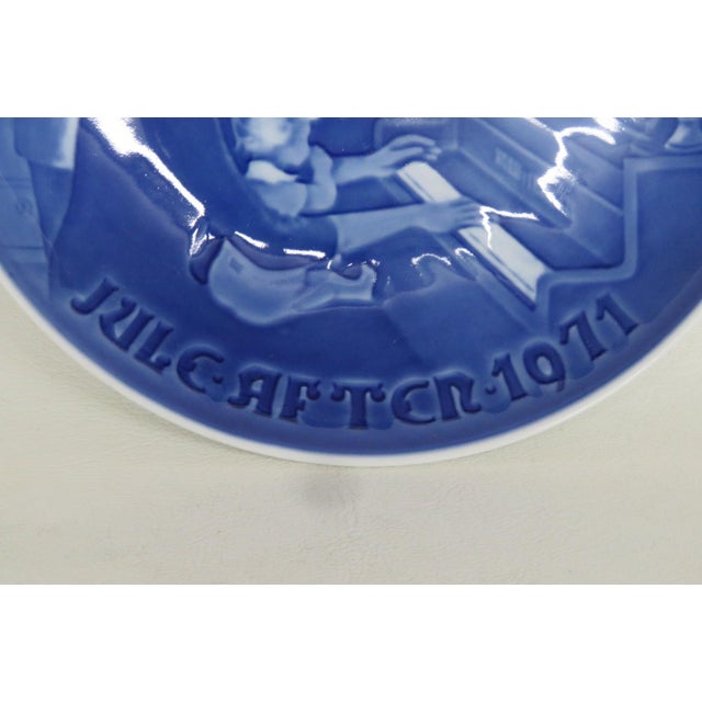 Bing & Grondahl Bing and Grondahl 1971 Christmas at Home Denmark Porcelain Collector Plate 5166b For Sale - Image 4 of 11