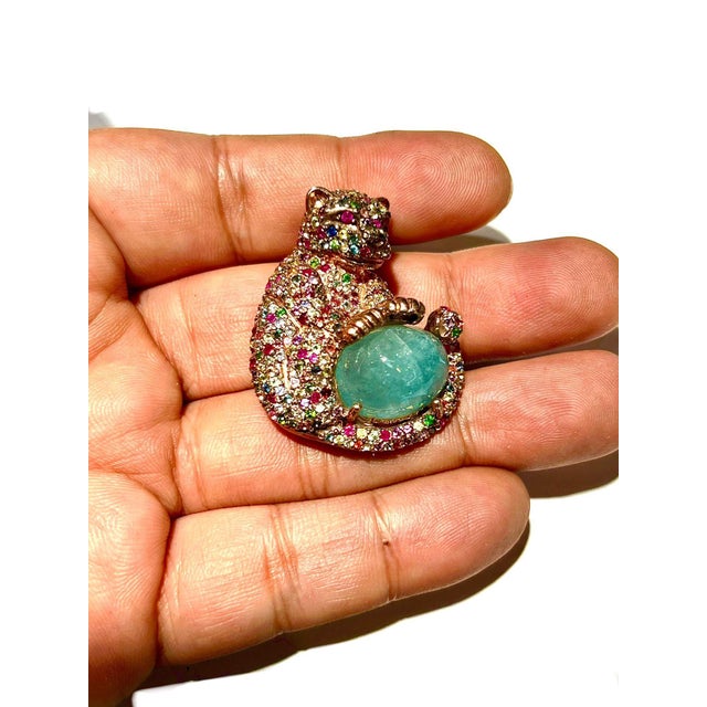 Bochic "Orient" Multi Sapphire & Green Calcite Brooch or Pendent Set In 18K Gold For Sale - Image 17 of 18