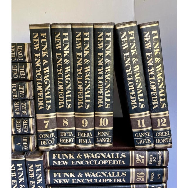 1970s 1975 Complete Funk & Wagnalls "New Encyclopedia" 27 Volume Set For Sale - Image 5 of 12