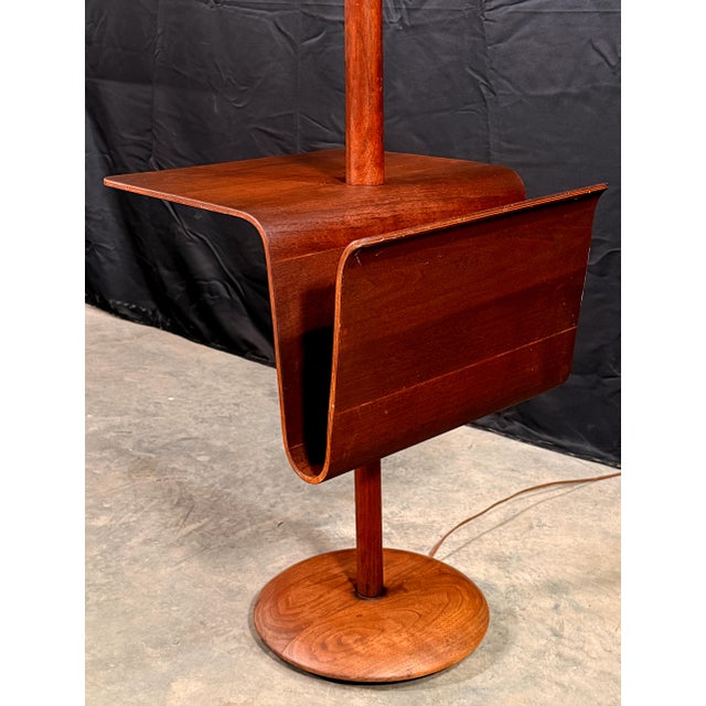 1950s C1950's Mid Century Modern Walnut Floor Lamp With Integrated Side Table and Magazine Rack by Laurel Lamp Co For Sale - Image 5 of 10