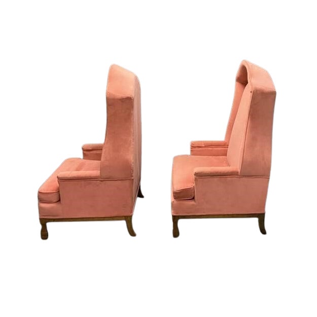 French 1970s Hollywood Regency Salmon Pink Velvet Hooded Porter's Chairs – Pair For Sale - Image 3 of 6