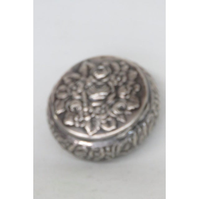 Small Sterling Silver Round Pill Snuff Trinket Lidded Box Embossed Florals 5092b For Sale In Miami - Image 6 of 16