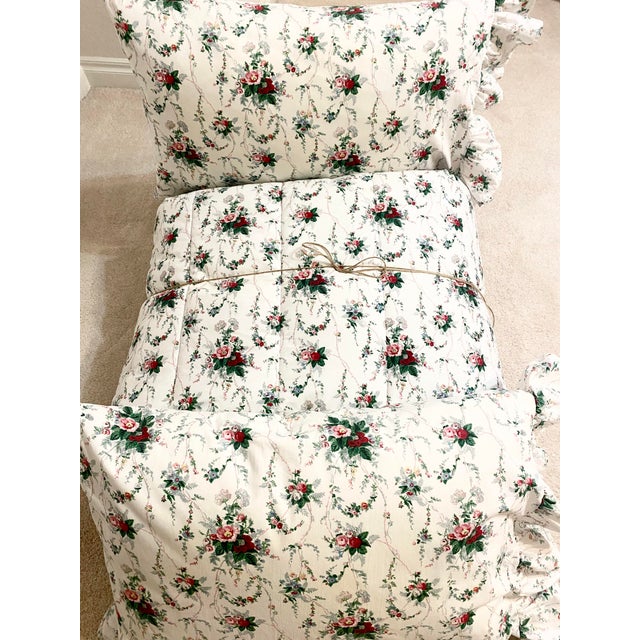 Ralph Lauren Ralph Lauren Late 20th Century Rare “Elaine Floral” Reversible Queen Comforter Excellent “Mint” Condition For Sale - Image 4 of 12