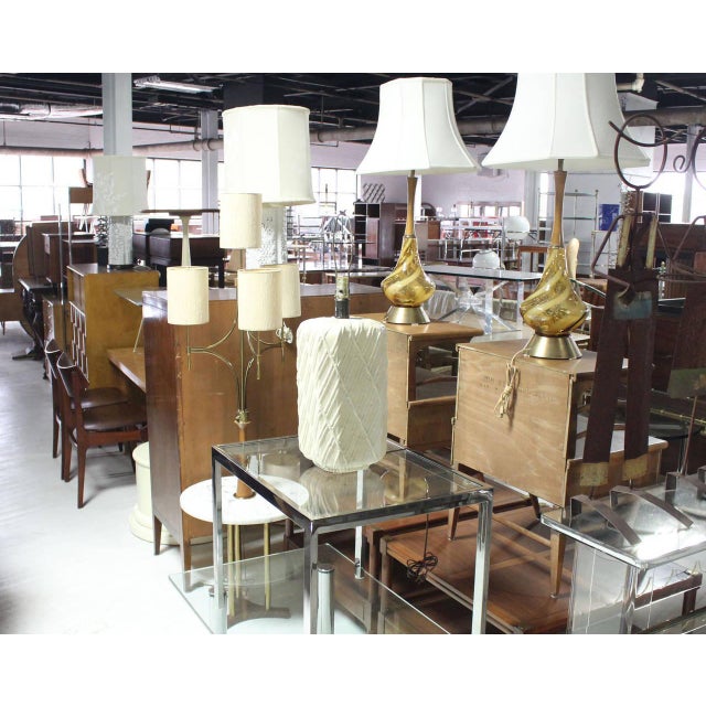 Mid-Century Modern Rounded Corners Pedestal Shape White Faux Bamboo Decorated Pattern Table Lamp For Sale - Image 3 of 9