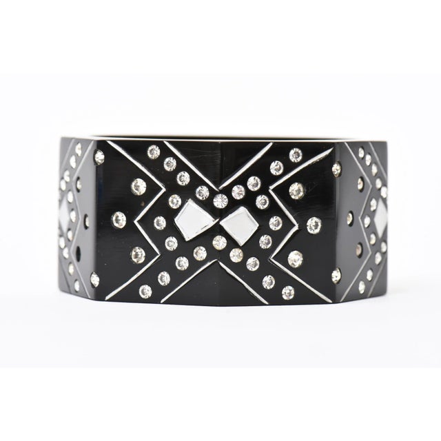 French Art Deco Style Black Resin and Rhinestone Angled Cuff Bangle Bracelet, 1980's For Sale In Miami - Image 6 of 10