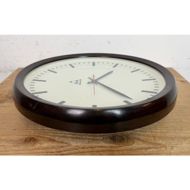 Industrial Bakelite Factory Wall Clock from Pragotron, 1970s For Sale - Image 12 of 18