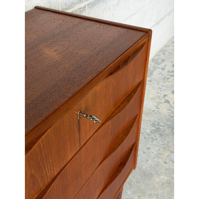 Teak 4-Drawer Dresser With Raised Edges and Sculpted Pulls Danish Mid-Century Modern 1960s For Sale - Image 10 of 12