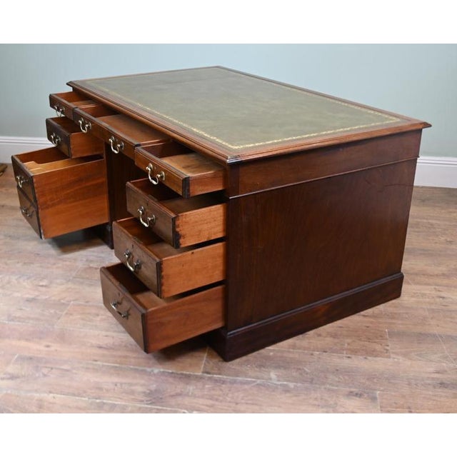 Victorian Pedestal Desk in Mahogany and Leather Top, 1880 For Sale - Image 6 of 9
