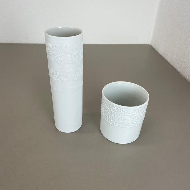 Rosenthal Abstract Porcelain Vases by Cuno Fischer for Rosenthal, Germany, 1980s, Set of 2 For Sale - Image 4 of 16