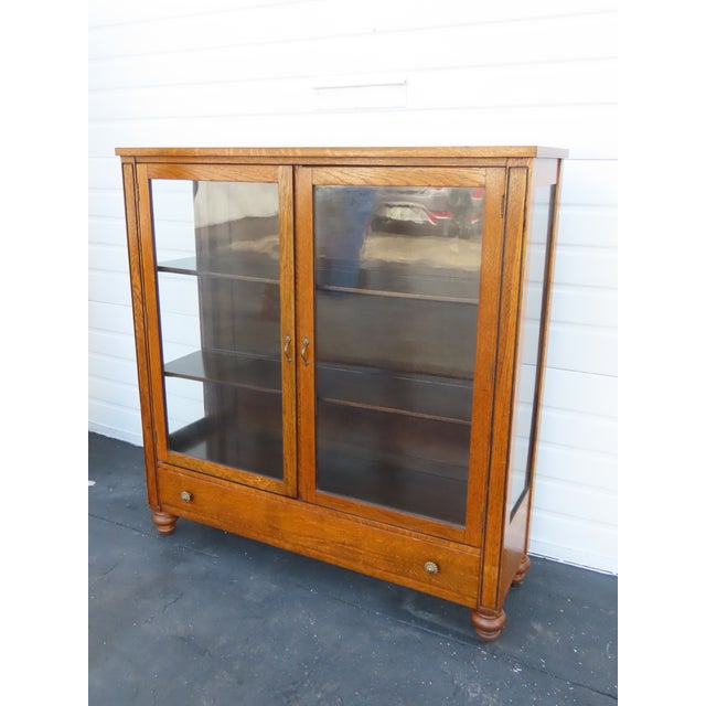 Traditional Peck and Hills Furniture Tiger Oak China Cabinet Bookcase Cupboard 6569 For Sale - Image 3 of 18