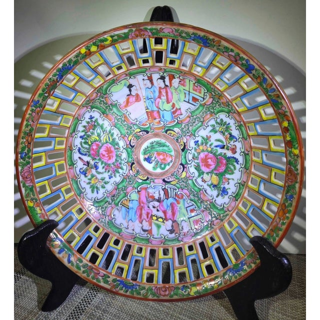 Antique 19th-century Chinese Export Famille Rose porcelain plate, approximately 8.5 inches in diameter. The plate features...