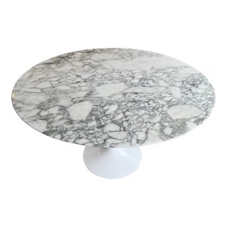 47” Round Saarinen Dining Table in Polished Coated Arabescato Marble With White Base For Sale