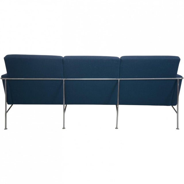 3303 Three-Seater Airport Sofa in Blue Fabric by Arne Jacobsen, 1980s For Sale - Image 10 of 18