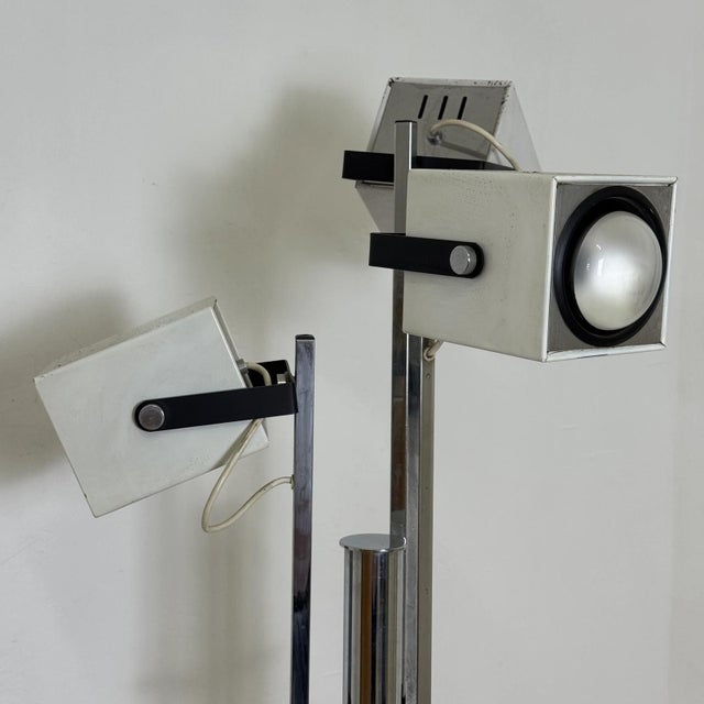 Silver Floor Lamp with 3 Cubic Spotlights in Chromed Steel by Pat Hoffman for Lucitalia, 1970s For Sale - Image 8 of 16