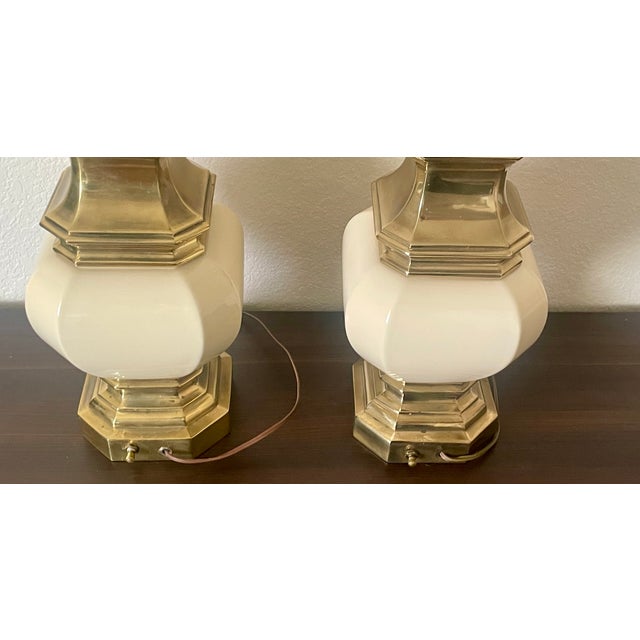 Vintage Stiffel Hollywood Regency Style Brass & Cream Porcelain Table Lamps- A Pair For Sale - Image 18 of 18