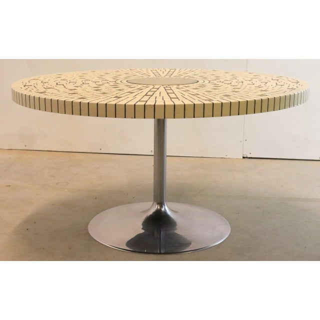 Discover the timeless beauty of this vintage coffee table, designed according to the characteristic mid-century style....