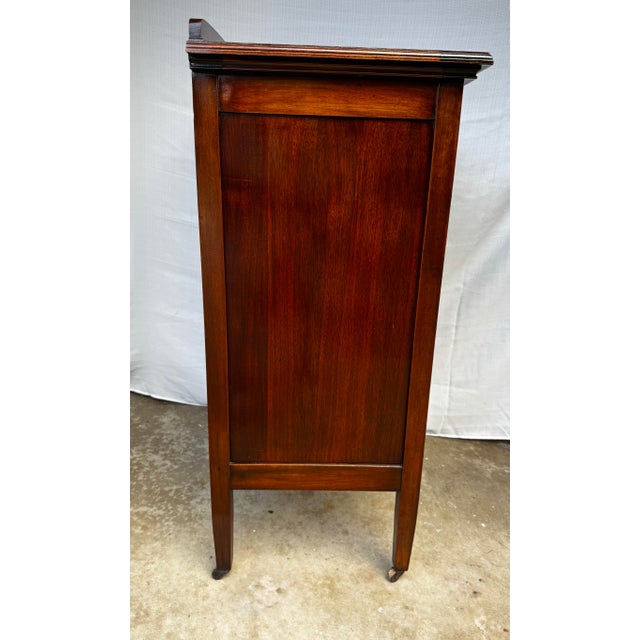 Art Deco 1920s Northern Furniture Co. Flame Mahogany 5-Drawer Highboy Dresser – Restored Patina For Sale - Image 3 of 12