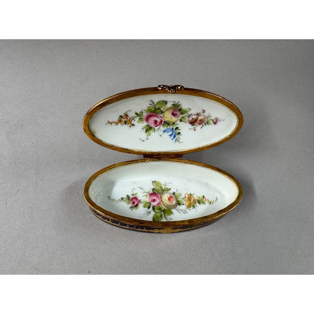 1860 Sèvres Romantic Blue Gilt Porcelain Trinket Box For Sale - Image 9 of 12