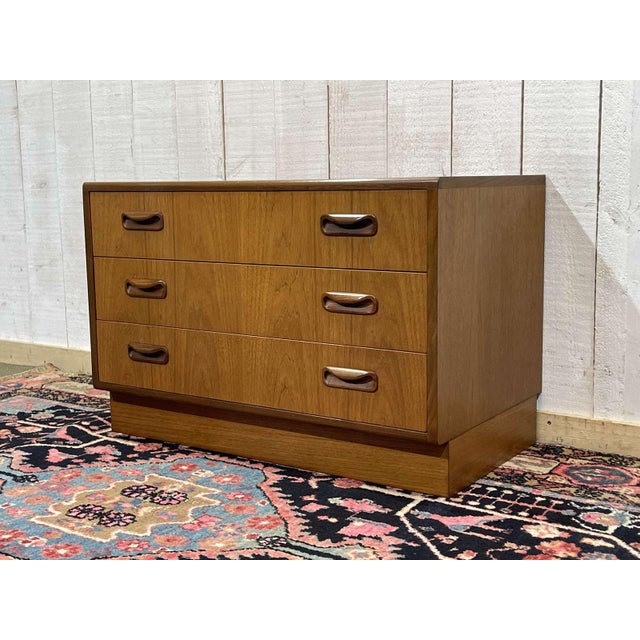 Low English Teak Chest of Drawers from G-Plan, 1970s For Sale - Image 4 of 11