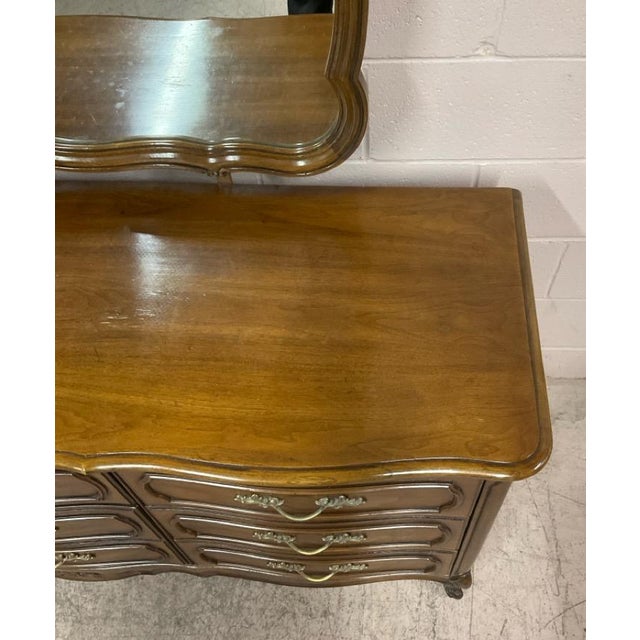 1960s Mid-Century Thomasville French Provincial 9-Drawer Dresser & Mirror For Sale - Image 5 of 16
