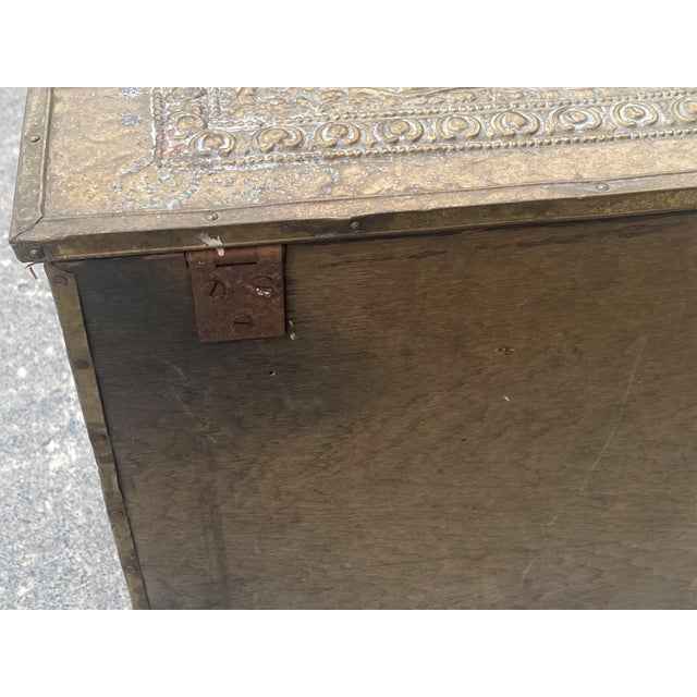 Mid 20th Century English Press Minted Brass Pub/Tavern Scene Wood Kindling Storage Box on Stand For Sale - Image 12 of 17