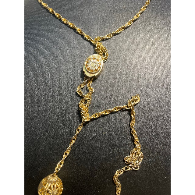 1950s MCM Jewelry Victorian Revival Adjustable Lariat Necklace Features a Gold-Tone Twisted Double Rope Chain With Floral-Embossed Sliding Tension Clip. For Sale - Image 5 of 7