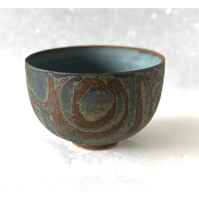 An Elegant Vintage Hand-Made Stoneware Art Pottery Bowl by Gerry Williams For Sale - Image 4 of 10