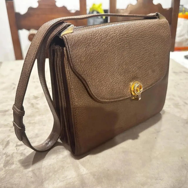 Italian An Elegant 1970s Brown Leather and Brass Hardware Shoulder Bag by Gucci For Sale - Image 3 of 16