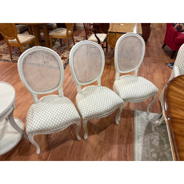 Late 20th Century French Provincial Oval Dining Table With 8 Chairs – Cream Painted Base & Figured Wood Top For Sale - Image 6 of 12
