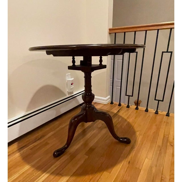 An elegant 18th-century Chippendale-style tilt-top tea table from the prestigious Historical James River Plantations...