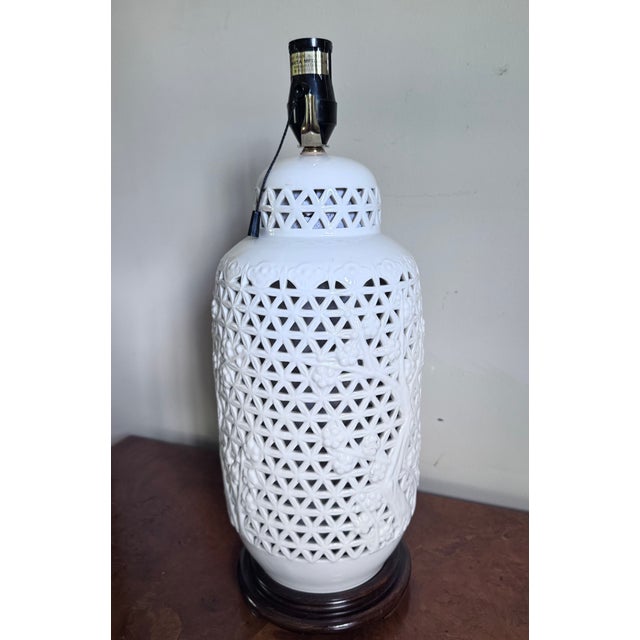 White Mid 20th Century Mid Century Modern Blanc De Chine Asian Lamp For Sale - Image 8 of 11