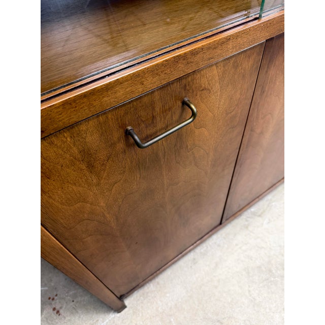 Brown Mid Century Modern American of Martinsville "Dania" Walnut Hutch / China Cabinet For Sale - Image 8 of 12