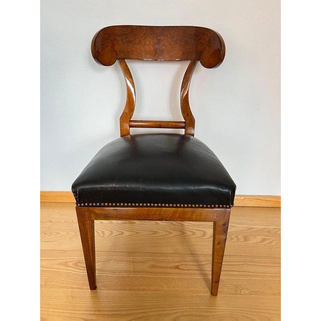 Elegant single biedermeier shovel chair in walnut from austria around 1820.walnut veneered and solid walnut. Strongly...