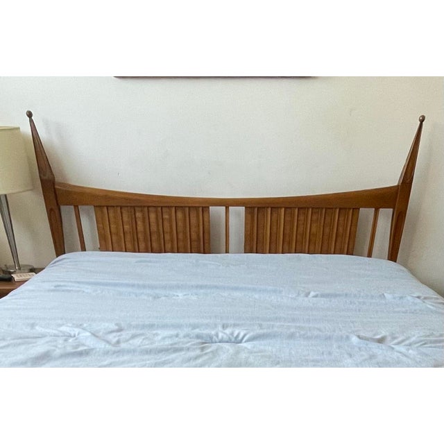 John Widdicomb 1960 John Widdicomb Sculptural Tall Post Queen Size Bed (Can Also Be Used for Headboard) For Sale - Image 4 of 4