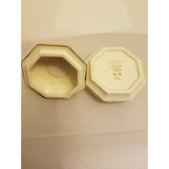 Art Deco Vintage 1970s Lenox Porcelain Emerald; May Simulated Birthstone Collection Retired Trinket Box For Sale - Image 3 of 4