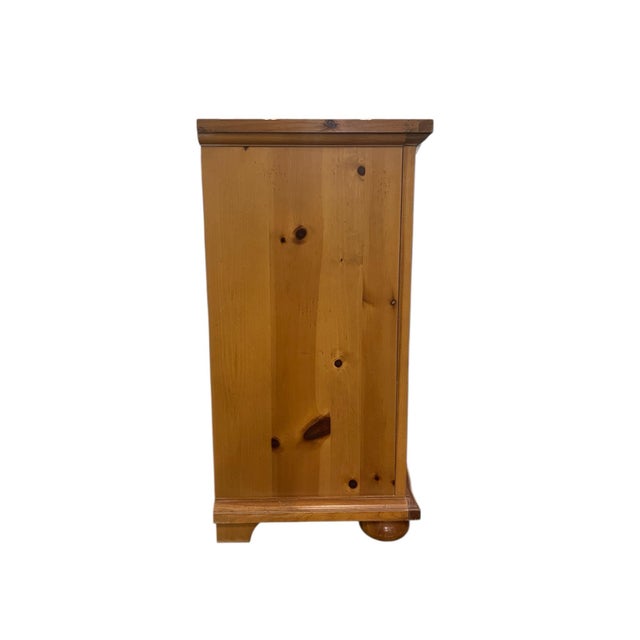 1990s 1990s American Country Solid Pine 6-Drawer Dresser With Matching Nightstands, 3 Pieces For Sale - Image 5 of 12