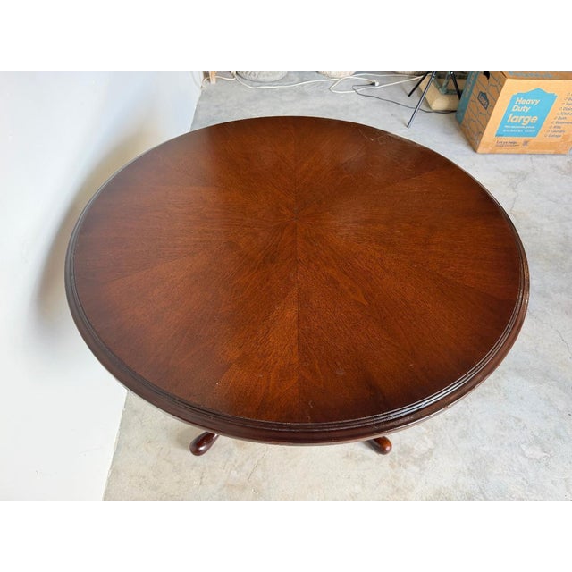 1970s Vintage Queen Anne Style Mahogany Round Pedestal Occasional / Dining Table For Sale - Image 5 of 18