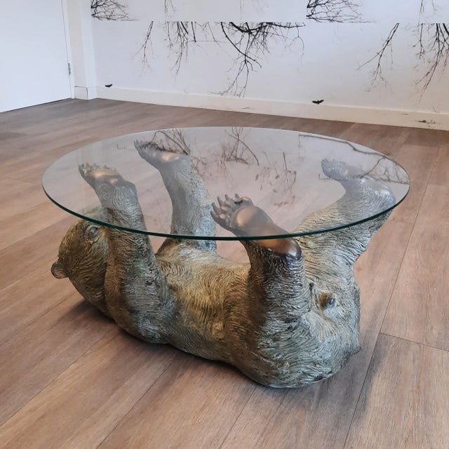 This heavy bronze bear has been combined with a glass top with a diameter of 75 cm. Both bear and glass top in good...