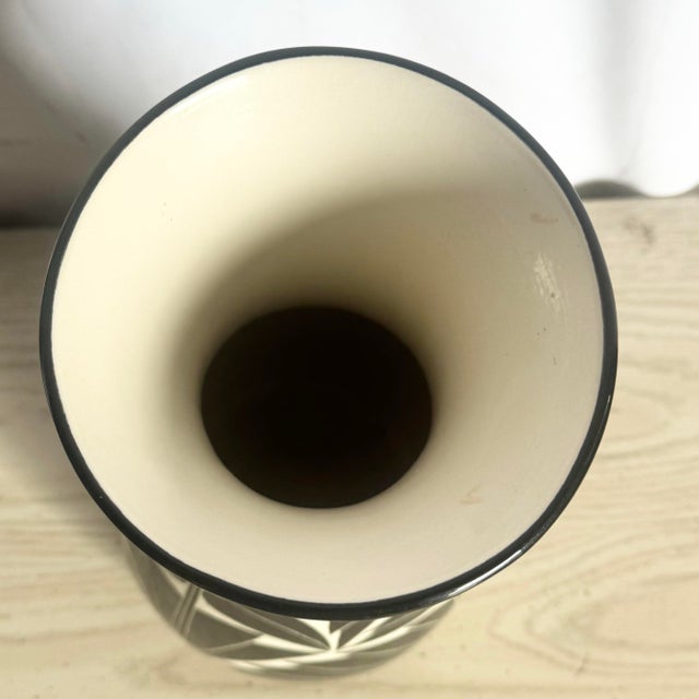 1980s Vintage 1989 Black & White Sgraffito Pottery Vase by the Curras Brothers For Sale - Image 5 of 8