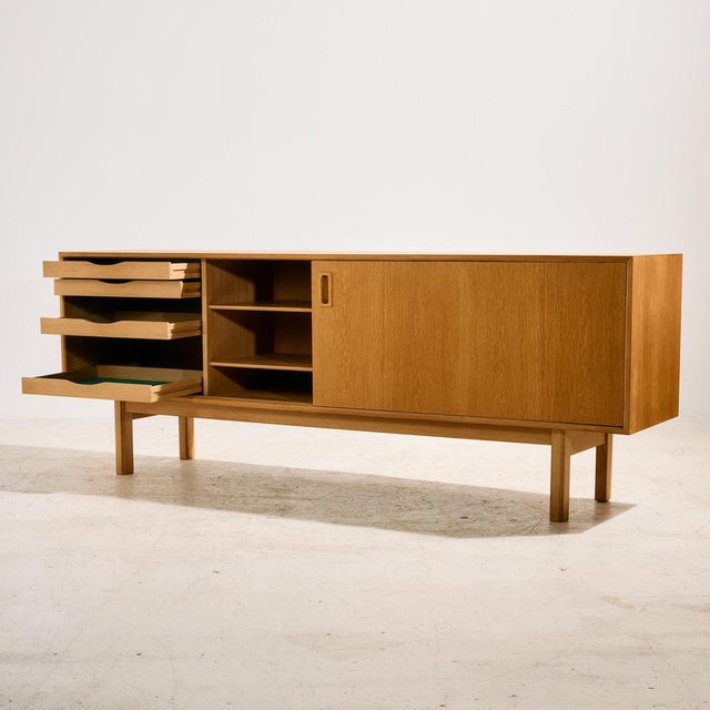Oak Model 21 Sideboard by Gunni Omann for Omann Jun Møbelfabrik, 1960s For Sale - Image 4 of 17